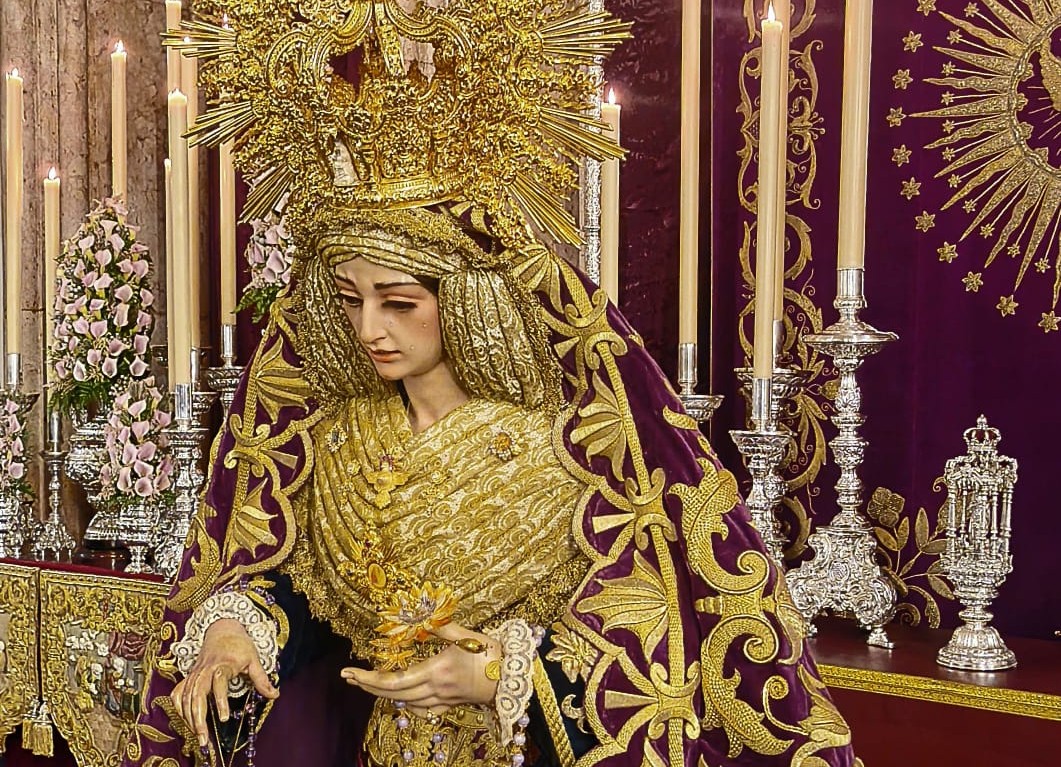 Foto: Ismael Flores. María Santísima de la Trinidad Coronada durante uno de sus besamanos anuales